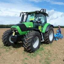 mit einem Deutz-Fahr Agrotron war auch moderne Ackertechnik am Baiersrder Hof ausgestellt, August 2012