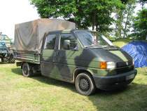 Pritschenwagen mit Doppelkabine VW T 4 in Armee-Auisfhrung aus dem Landkreis Stendal (SDL) beim 13. Perleberger Oldtimer- und Militrfahrzeugtreffen, Flugplatz Perleberg [10.07.2011]
