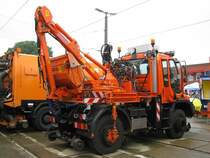 Zugmaschine-Gertetrger MB U 400 -Unimog- der  RSAG , Nr 439 aus der Hansestadt Rostock (HRO) anllich 130 Jahre Strba in Rostock [27.08.2011] 