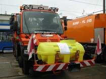 Zugmaschine-Gertetrger MB U 400 -Unimog- der  RSAG , Nr 439 aus der Hansestadt Rostock (HRO) anllich 130 Jahre Strba in Rostock [27.08.2011]
