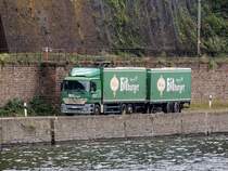 ACTROS 2540 von Bitburger rauscht entlang der Mosel-Weinberge bei Wittlich; 120828