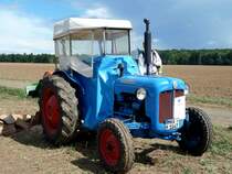 Fordson Dexta wartet auf seinen nächsten Arbeitseinsatz anl. der Oldtimerausstellung am Baiersröder Hof im August 2012