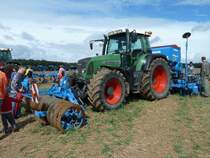 Fendt 818 mit Lemken-Anbaugerten, gesehen am Baiersrder Hof im August 2012