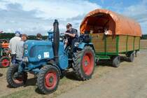 Lanz, mit angehngtem Planwagen, ist bereit fr die nchste Rundfahrt beim Oldtimertreffen am Baiersrder Hof, August 2012 
