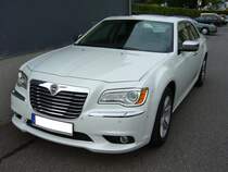 Lancia Thema. Die Thema-Baureihe wurde 2011, nach Beginn der Kooperation zwischen Chrysler und Lancia, wieder neu aufgelegt. Das Auto ist zum grten Teil mit amerikanischer Technik versehen. Zur Auswahl stehen ein 3.0l V6 Dieselmotor mit wahlweise 190 PS oder 239 PS, sowie ein 3.6l Benzinmotor mit 286 PS. Dsseldorf am 15.09.2012.