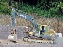 VOLVO EC210BLC bei der Errichtung einer Schutzmauer in Beilstein; 120823