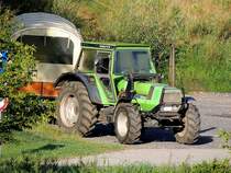 DEUTZ-FAHR DX85 steht bei Beilstein mit einem Planenwagen zur Ausfahrt bereit; 120823