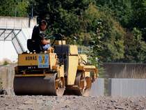 BOMAG BW10 beim Verdichten eines Steinbodens; 120823