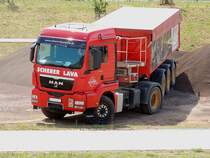 MAN TGS18-440 ist mit einer Ladung Baustoff eingetroffen; 120823