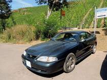 FORD-Mustang parkt bei den Weinbergen von Bernkastel-Kues; 120823