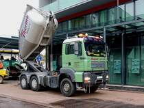 MAN TGA33.440 hat in der Thermo-Mulde rotfarbigen Asphalt angeliefert; 120901