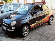 FIAT-500 eines Mexikanischen Restaurants lsst in der Abendsonne einen Teil des Rieder Romarktes auf seinem Lack spiegeln; 120907