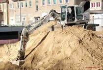Volvo EW 160B von ''ASA-Bau'' bei Bauarbeiten zur Erweiterung des Uni-Klinikums, Rostock 28.8.2012
