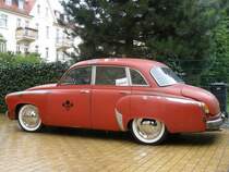 Wartburg 311 aus 1958, das Fahrzeug wurde technisch komplett restauriert aber die auere Optik so belassen wie ihn 20 Jahre stillstand in der Scheune geformt haben. Mit leichten Modifikationen. Das Fahrzeug ist regulr zugelassen mit normalem schwarzen Kennzeichen.
