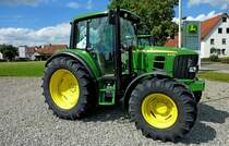 John Deere 6330, Allradschlepper mit 4-Zyl.Turbo-Diesel, 4530ccm und 105PS, wird seit 2007 gebaut, Aug.2012