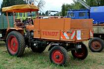 Fendt GT in Kommunallackierung und erhhten Ladebordwnden stand zum Verkauf am Baiersrder Hof, August 2012