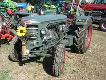 H�rlimann D 80 SSP. 1954 - 1958. H�rlimann Traktoren aus der Schweiz, werden angeblich unter Traktorenfreaks, die Rolls Royce der Traktoren genannt. Der von einem 4-Zylinderreihendieselmotor angetriebene Schlepper leistet 30 PS aus 2.360 cm� Hubraum. Vom Modell D 80 sollen 584 Schlepper produziert worden sein. Traktor Pulling der M�lheimer Landjugend am 16.09.2012.