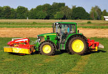 John Deere 6430 bei der Arbeit auf einem Acker bei Euskirchen - 16.08.2012