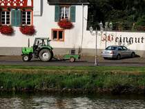 DEUTZ-FAHR DX3.30 startet bei Zell/Mosel zur Arbeit in den Weinbergen; 120828