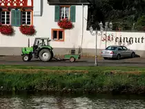 DEUTZ-FAHR DX3.30 startet bei Zell/Mosel zur Arbeit in den Weinbergen; 120828