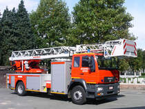Drehleiter MAN LE 18.280 Aufbau Magirus DLK 23-12 GL der Feuerwehr Ieper, Aufnahme am 30.09.2006 