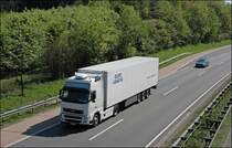 Volvo FH16 mit einem K�hlauflieger bei L�denscheid. (09.05.2008)
