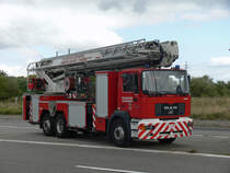 Gelenkmastbhne MAN 26.364 FNCL/L Aufbau Bronto Skylift F32 HDT 2000 ER der BF Antwerpen, Wache Lillo, Aufnahme am 12.09.2009 