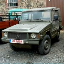 VW Iltis (das Emblem am Khlergrill ist unpassend), steht im August 2012 am Baiersrder Hof

