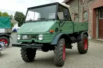 Unimog steht im August 2012 am Baiersr�der Hof 