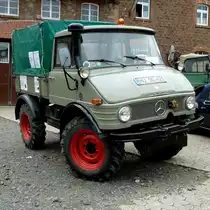 Unimog steht im August 2012 am Baiersr�der Hof 
