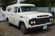 Ford F-100 Panel Van, dritte Baureihe von 1957-60. US-Car-Show Grefrath 2011-08-21 