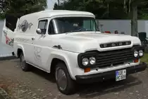 Ford F-100 Panel Van, dritte Baureihe von 1957-60. US-Car-Show Grefrath 2011-08-21 
