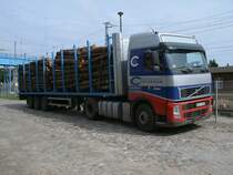 Polnischer VOLVO Holztransporter,am 01.August 2012,am Bahnhof in Bergen/Rgen.