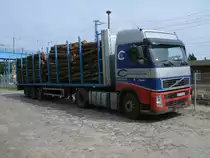 Polnischer VOLVO Holztransporter,am 01.August 2012,am Bahnhof in Bergen/R�gen.