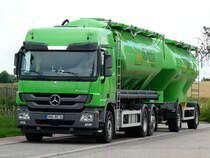MB Actros MP3 2546 H�ngerzug der  BAG Hohenlohe  mit Siloaufbau wartet in einem Industriegebiet in Neuenstein auf den n�chsten Einsatz, 15.07.2012 