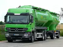 MB Actros MP3 2546 H�ngerzug der  BAG Hohenlohe  mit Siloaufbau wartet in einem Industriegebiet in Neuenstein auf den n�chsten Einsatz, 15.07.2012 