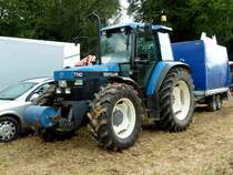 NewHolland 7740 eines Standbetreibers bei der Oldtimerveranstaltung am Baiersr�der Hof im August 2012