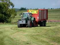 Fendt Vario mit P�ttinger-Ladewagen unterwegs auf einer Wiese in 36088 H�nfeld-R�ckers im September 2012