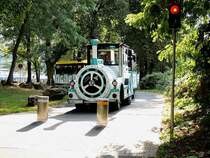 In K�rze werden die beiden Absperrungen im Boden versenkt sein, und die Stra�en-Eisenbahn startet zu einer Rundfahrt in R�desheim; 120829