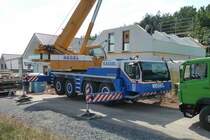 Liebherr-Kranfahrzeug steht auf einer Baustelle in 36100 Petersberg-Marbach, September 2012