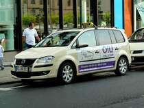 VW Touran als Taxi mit Werbung f�r die Tankstellen  OIL  im September 2012 in Fulda