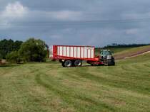 Fendt Vario mit P�ttinger-Ladewagen unterwegs auf einer Wiese in 36088 H�nfeld-R�ckers im September 2012