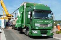 Renault der Spedition RODER bringt Fertighausteile zu einer Baustelle in 36100 Petersberg-Marbach, September 2012
