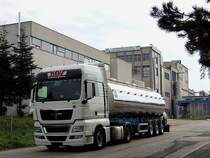 MAN TGX18.440 von klvrent verl�sst mit dem entleerten Tank-Auflieger das Milchtrocknungswerk Ried; 120923