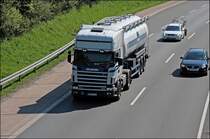 Ein Scania 124L R420 schleppt einen Siloauflieger der Spedition SCHMIEDT Richtung Ruhrgebiet. (09.05.2008)