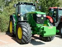 Nicht nur Oldies standen bei der Oldtimeraustellung in Angersbach im September 2012: John Deere 6210 R
