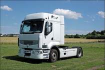 Eine RENAULT Zugmaschine mit 450 PS sonnt sich sich bei Holzwickede. (22.06.2008)