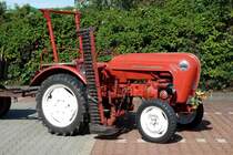 Porsche Junior steht bei der Oldtimerveranstaltung in Angersbach, September 2012