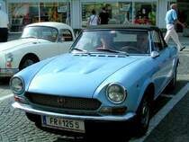 FIAT1600-124Sport aus Freistadt trifft am Sammelplatz(Rieder Hauptplatz) zur zweit�gigen Oldtimerralley ein; 080621
