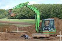 Komatsu-Bagger unterst�tzt die Bauarbeiter auf einer Baustelle in 36100 Petersberg-Marbach, September 2012